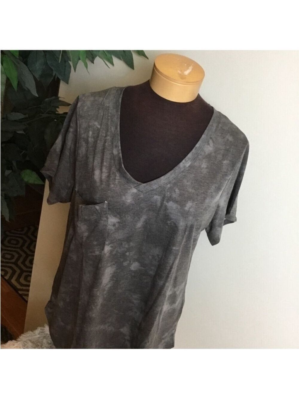 Grayson Threads v neck rounded hem short sleeve tee Woman's size Large - Picture 14 of 15